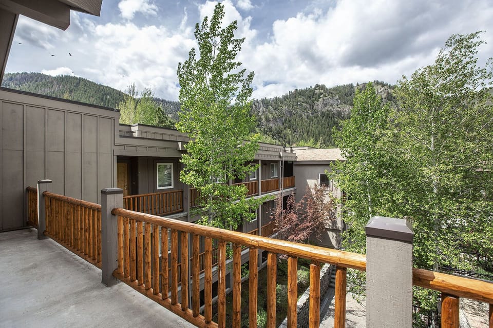 Baldy mountain view. Walking distance to River Run. 