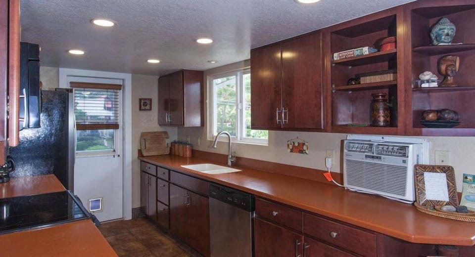 Kitchen also has its own private lanai overlooking Kona Bay.