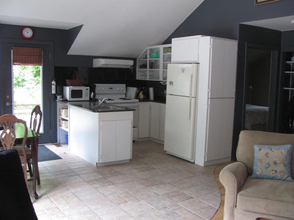 Kitchen--Dishes/Cutlery