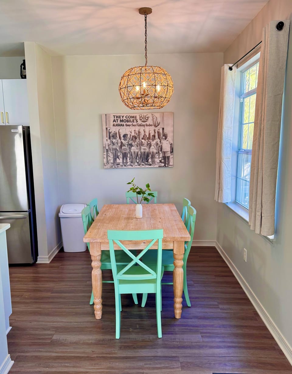 Dining area with seating for 6 just off the kitchen