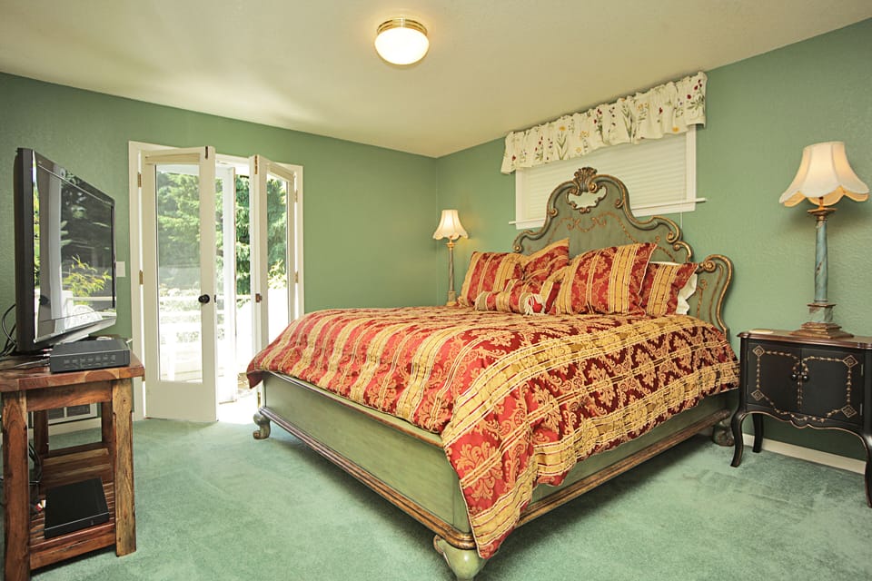 Upper master suite has king bed and lanai 