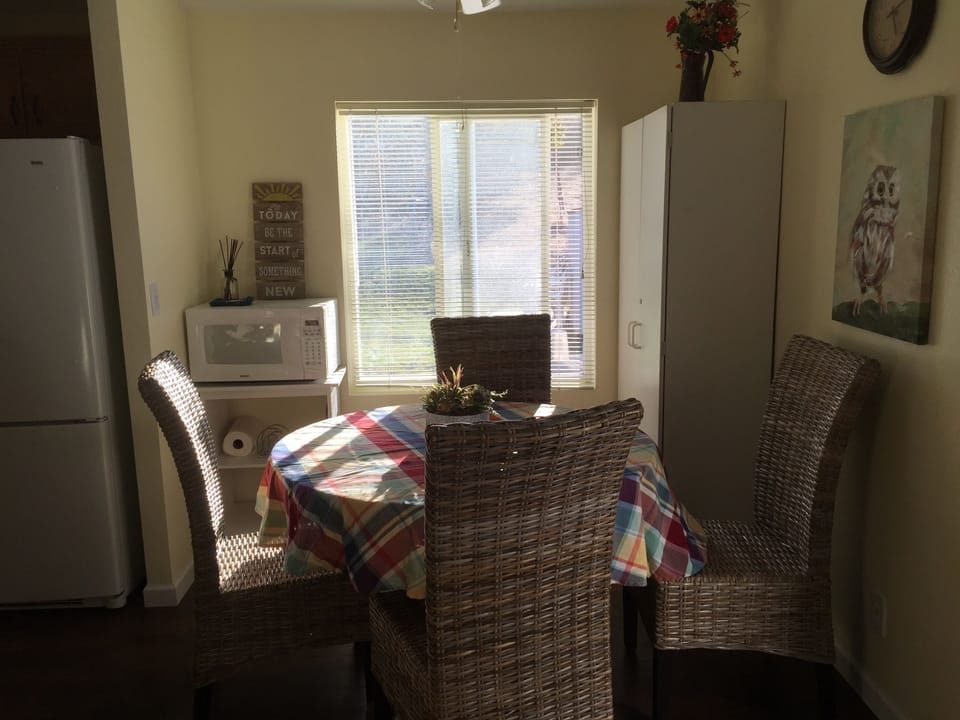 Breakfast area  seats 4