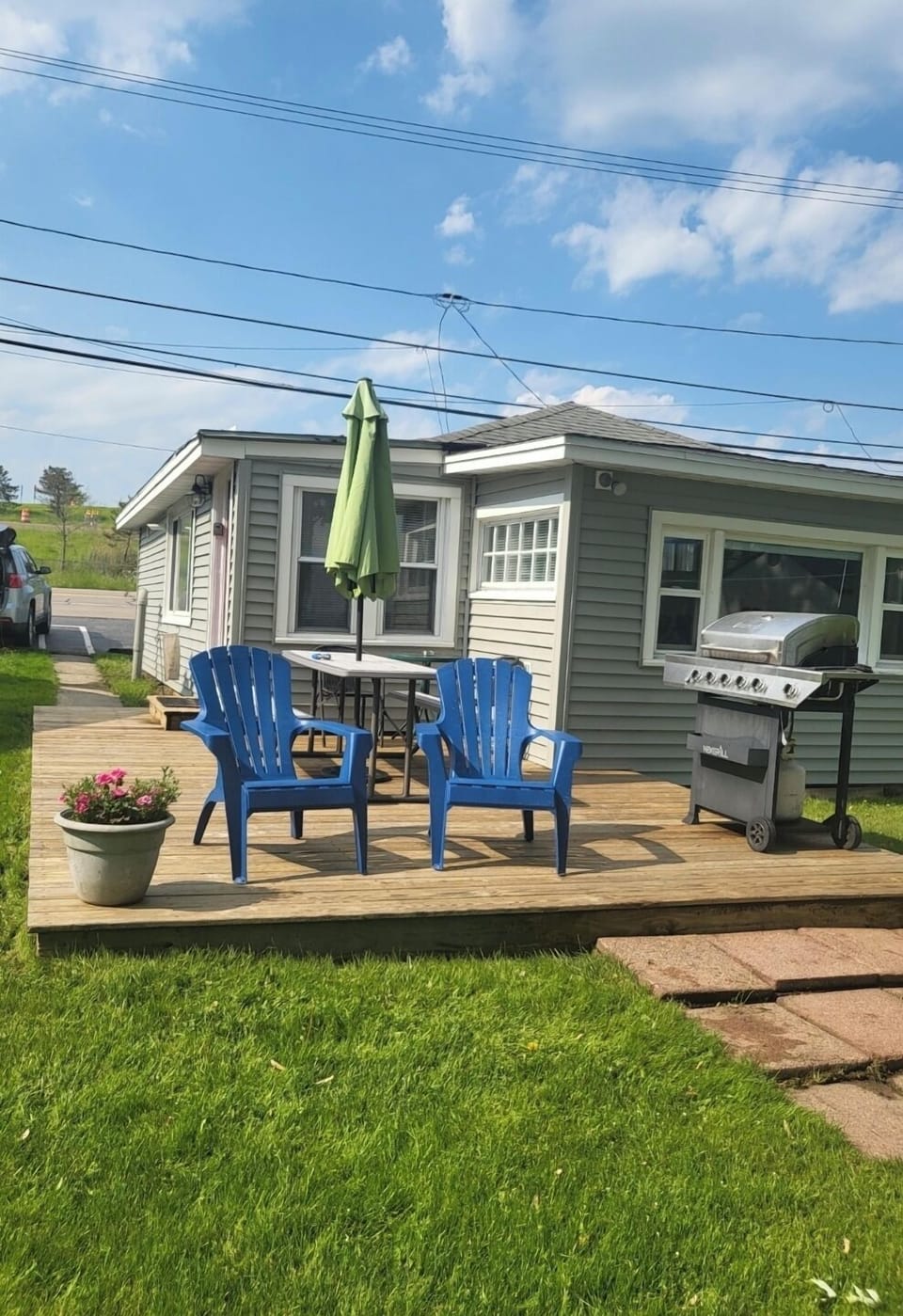 Front of cottage (lakeside)