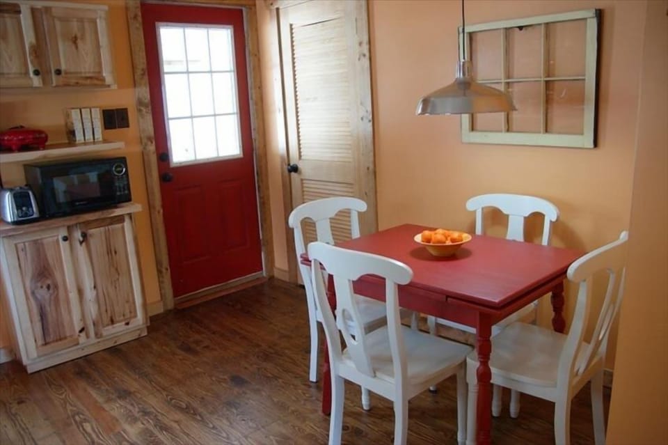 Eat-in kitchen-table extends to seat 6