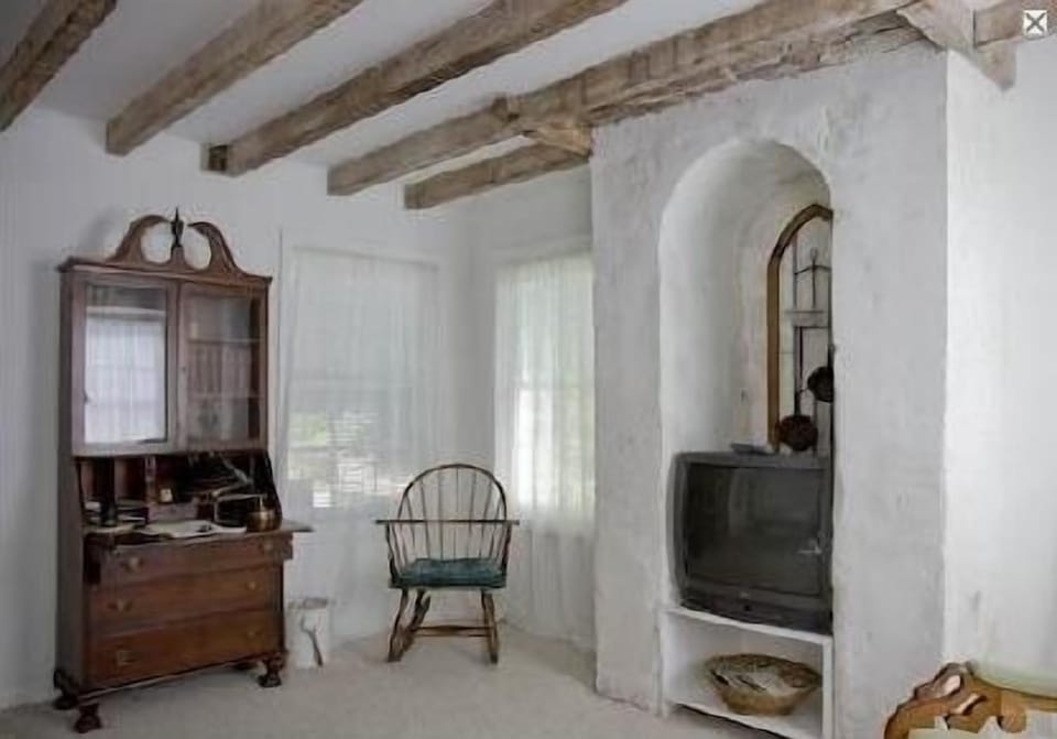 Bedroom viewing into garden.