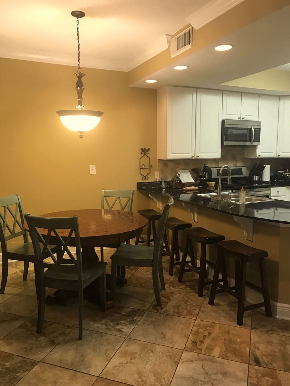 DINING TABLE WITH PLENTY OF SEATING AT THE BAR