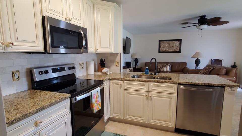 Newly remodeled kitchen w granite countertops, stainless steel appliances