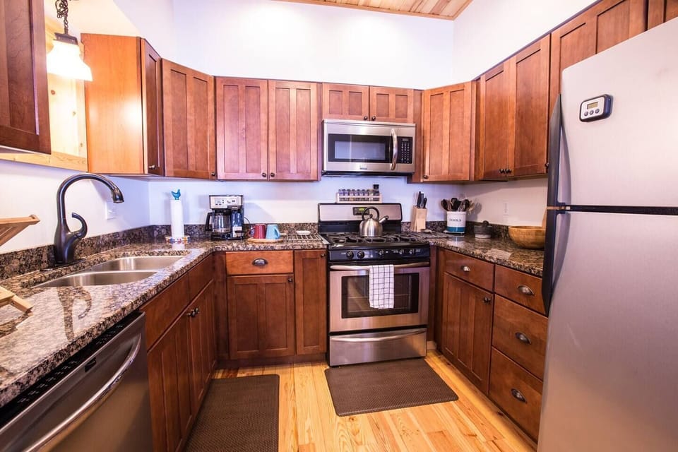 Fully equipped kitchen and cookware provided. Coffee, oil/vinegar, spices included