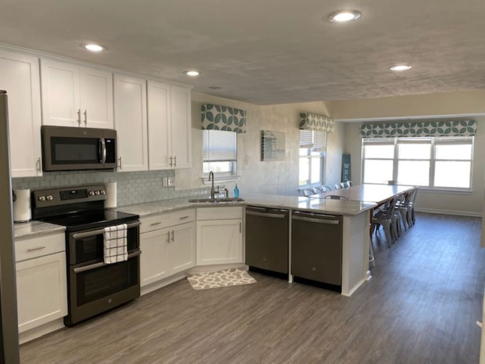 2nd flr Updated kitchen cabinets, floors and appliances!