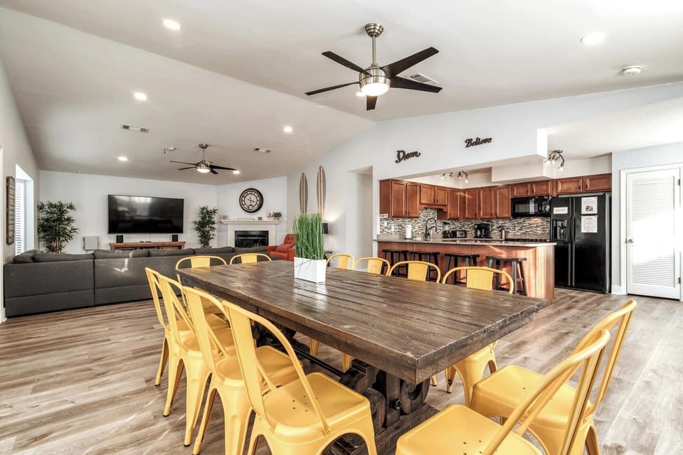 Large dining room can sit 12 comfortably + kitchen bar and High chair always at the house
