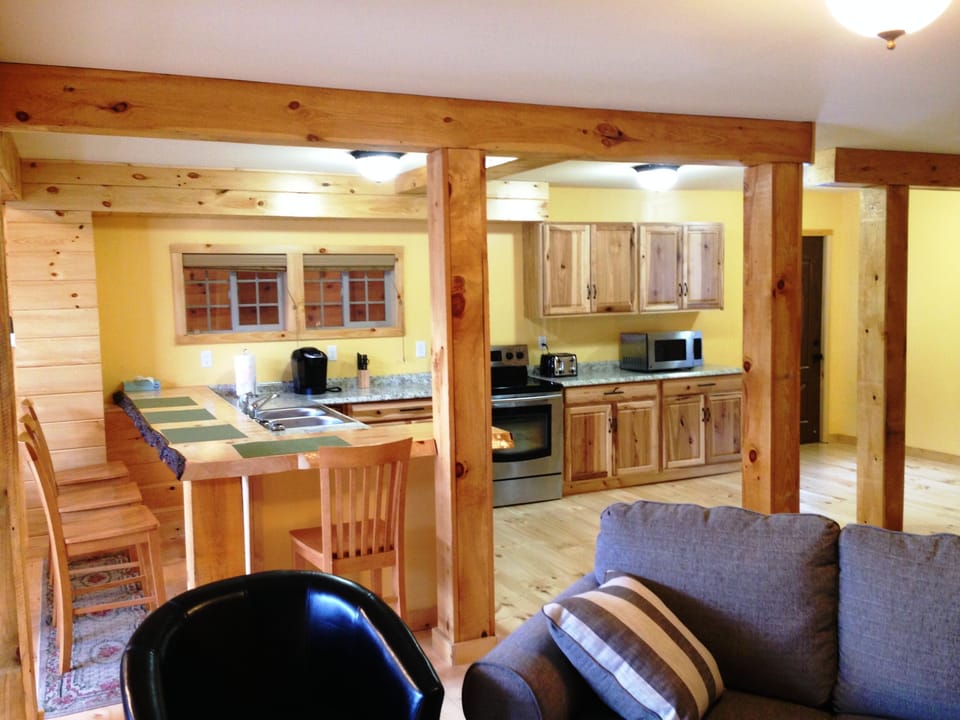 Kitchen / Breakfast Bar
