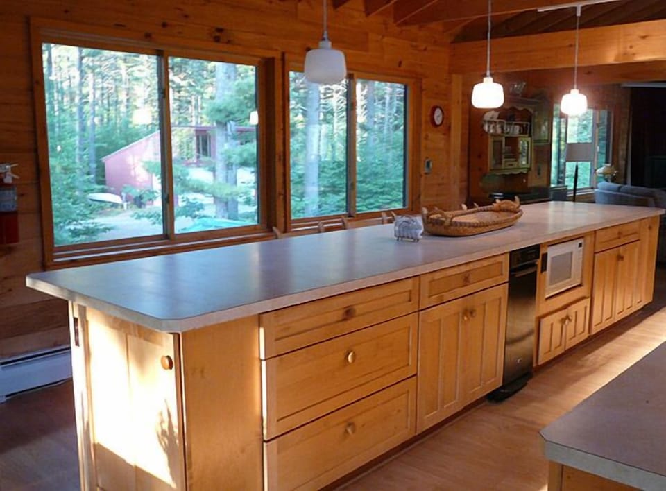 Kitchen: seats 8 at counter