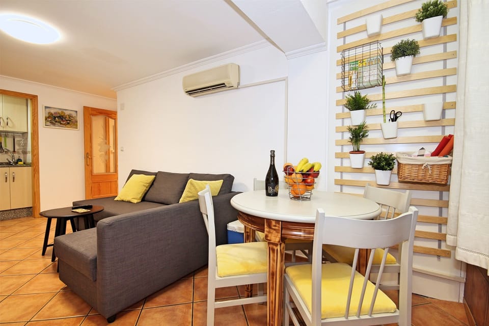 Expandable dining table