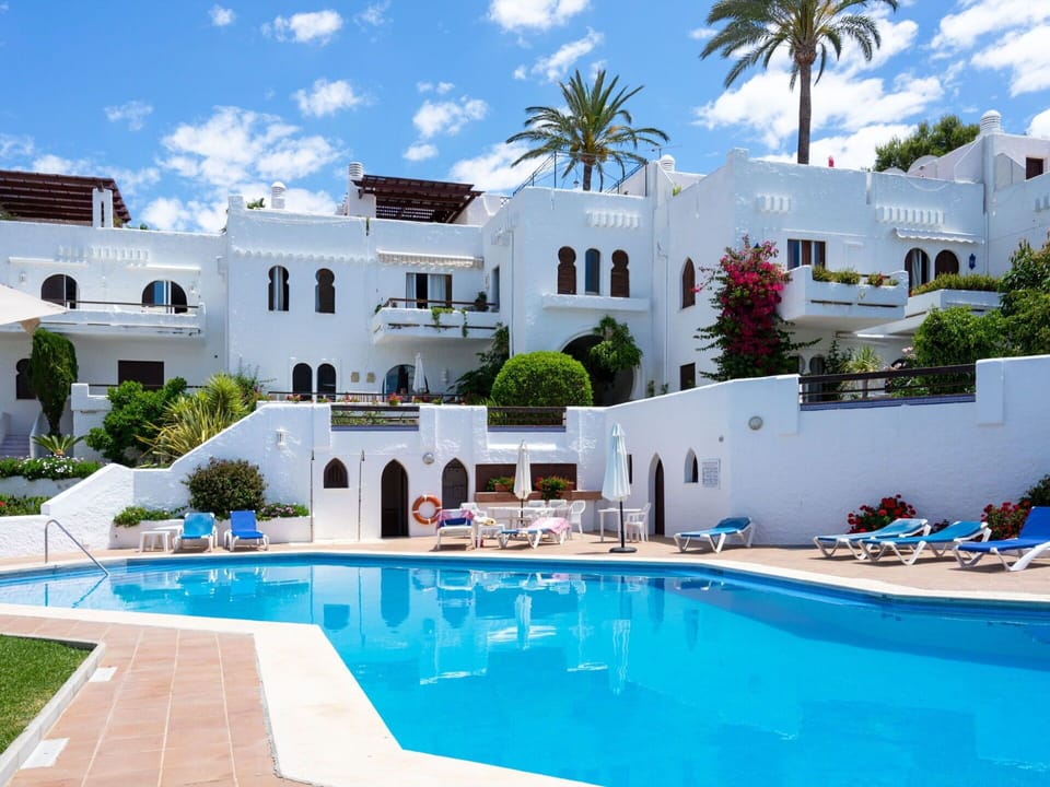 Swimming Pool, Property, Building, Real Estate, Resort, House, Vacation, Town, Azure, Home