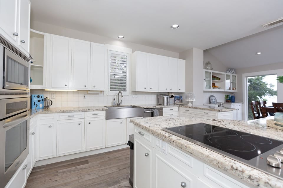 Farmhouse sink with semi-pro faucet, counter ice-maker, Keurig & coffee maker