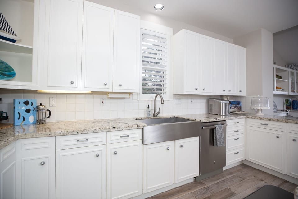 Granite counters, quiet dishwasher and place settings for 12.