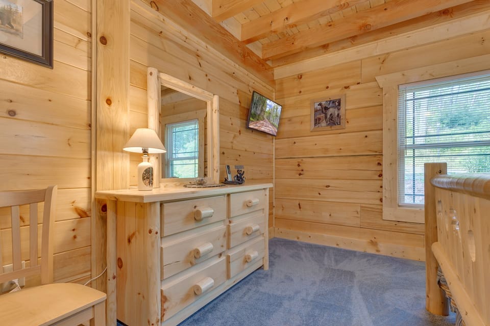 Primary Bedroom - King Size Bed, TV