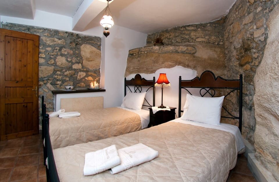 downstairs bedroom with twin beds