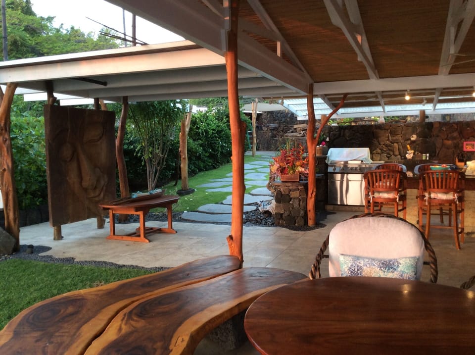 Entry from driveway to outdoor lanai /grill/ dining
