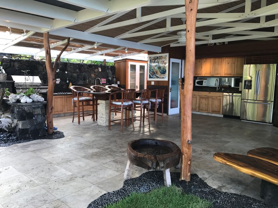 Fabulous Outdoor Kitchen, BBQ, Dining Area, fully equipped 