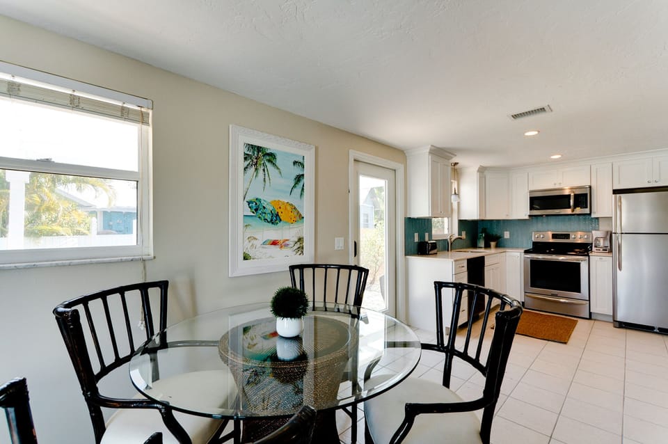 Anna Cabana B dining room view to kitchen