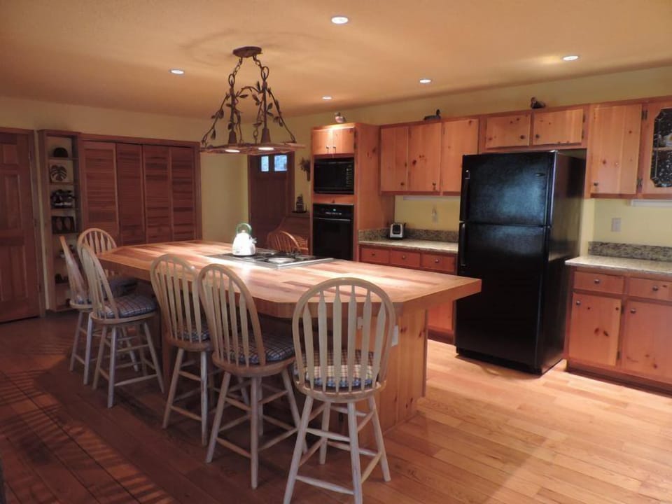 Fully Stocked Kitchen with 6 Counter Bar Stools