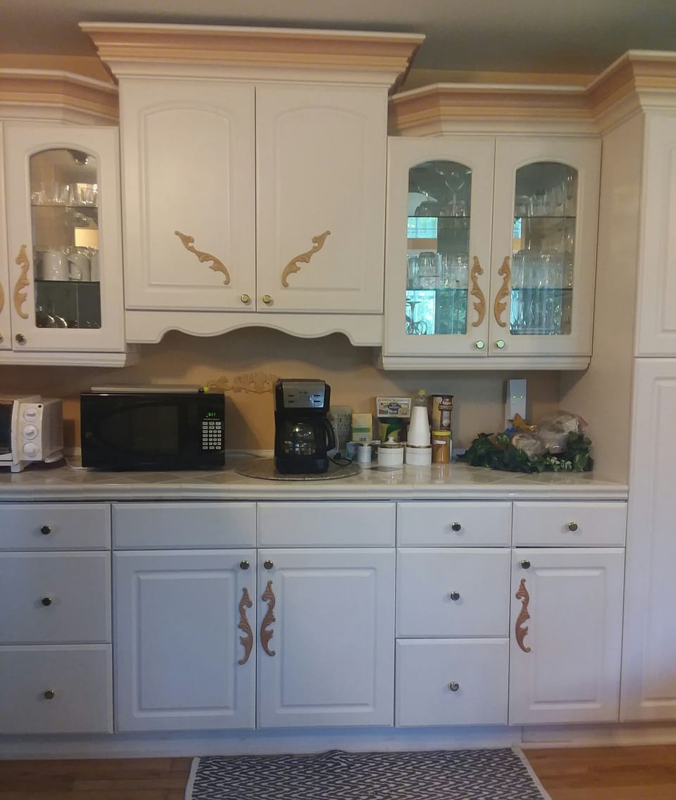 kitchen, microwave, coffee maker, seats 8 at dinner table. 
Breathtaking view! 