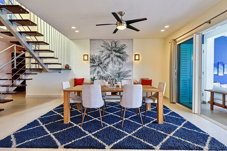 Dining area with its mini bar
