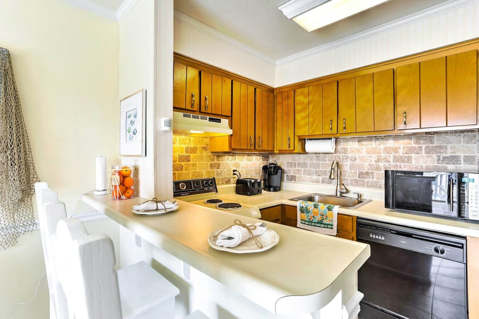 Kitchen | Breakfast Bar | Dishware Provided | Keurig