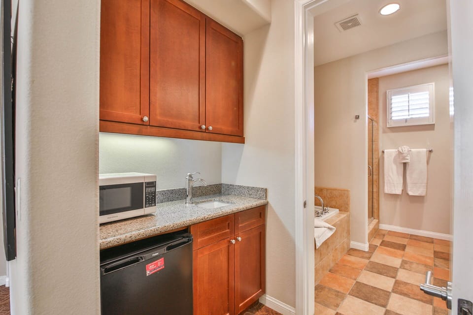 King Master Kitchenette