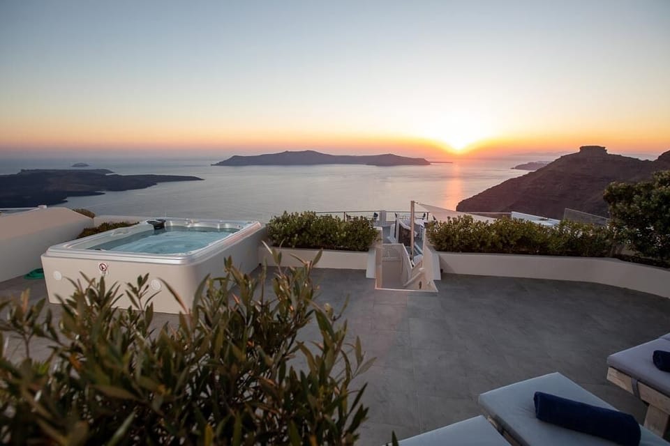 Large private terrace with private 6person jacuzzi and 180° views of the sunset 