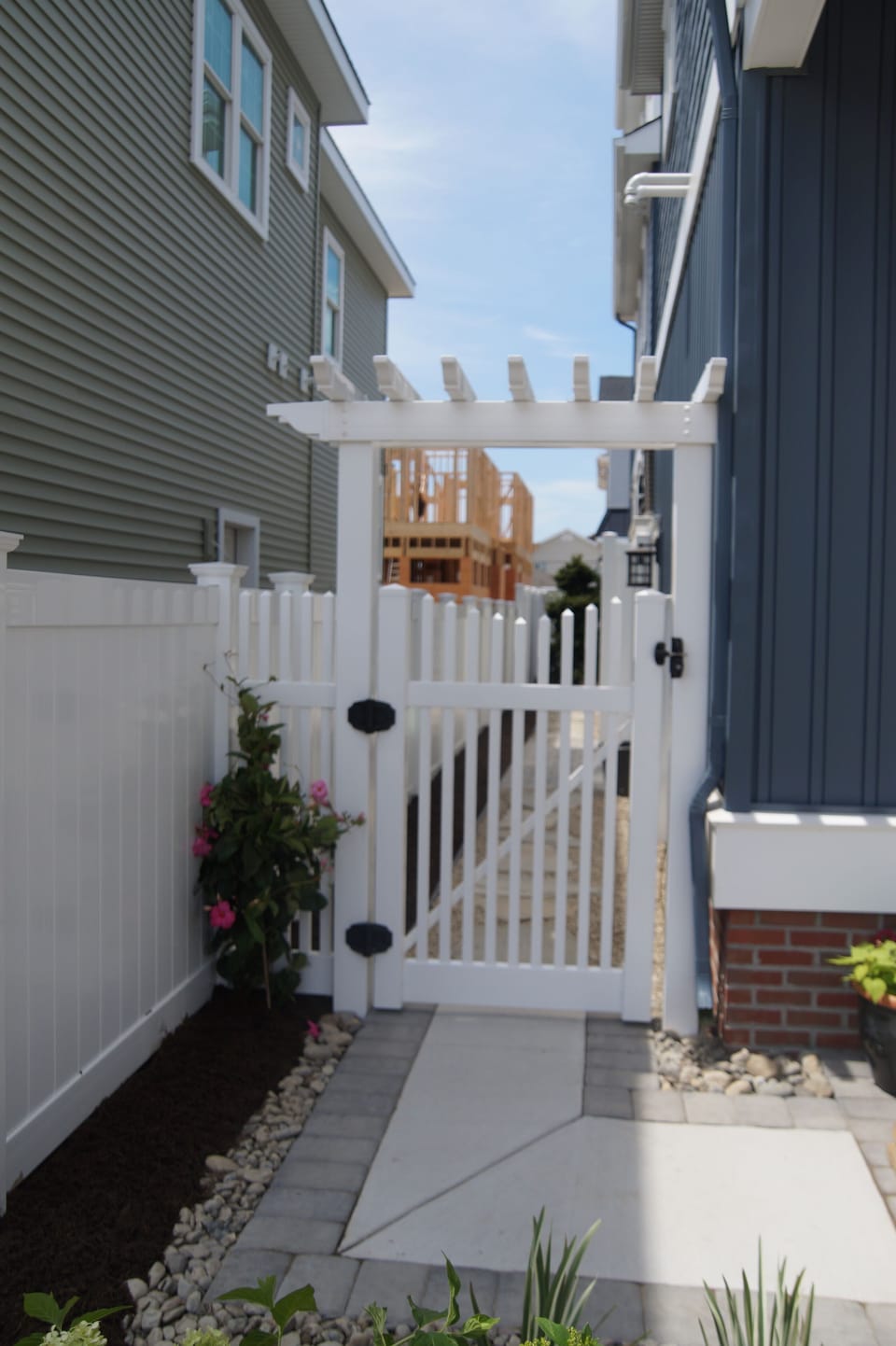 Side Yard Entrance to Outside Shower and Pool