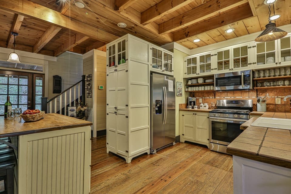 Full kitchen