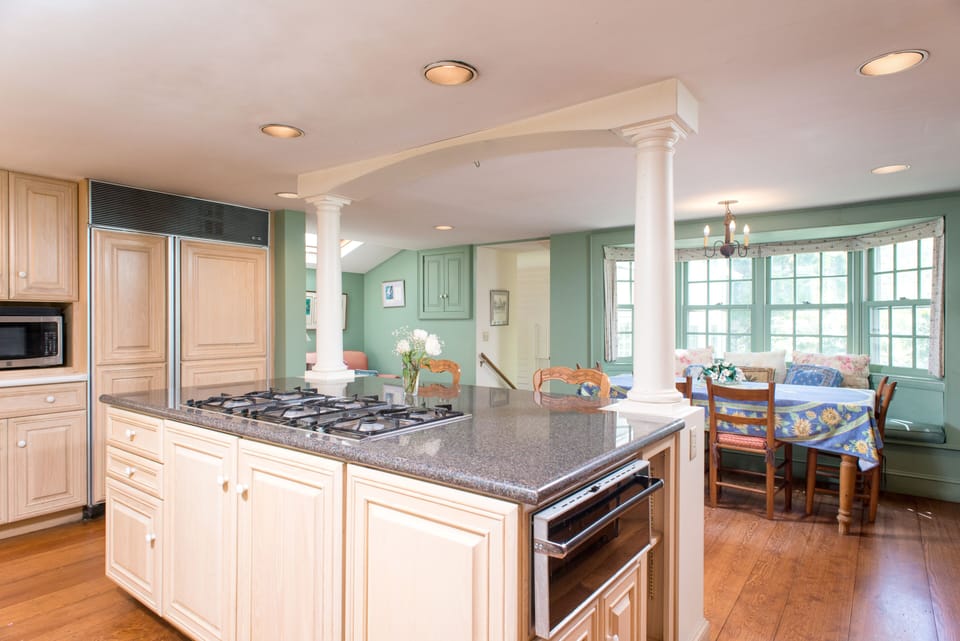 beautiful oak custom cabinets, granite counter top, 2 ovens, warming drawer