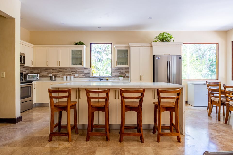 Waterfall Island with barstools for 4