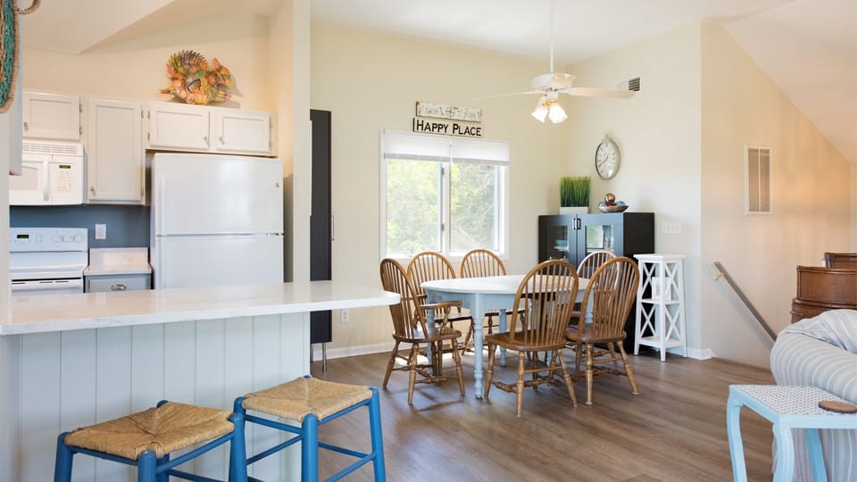 Snack bar and dining area