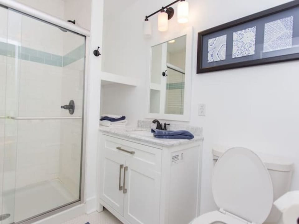 all bathrooms have the same finishes