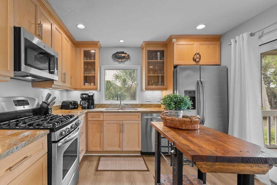 Beautiful fully furnished kitchen - perfect place to prep and cook your gourmet meals.