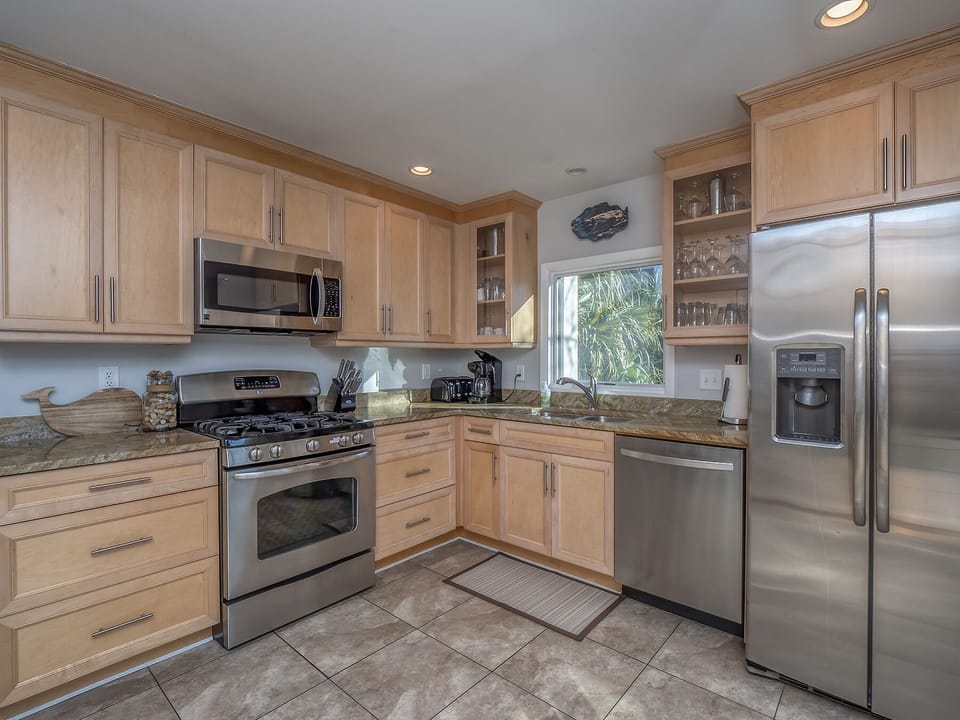 Beautiful fully furnished renovated kitchen.