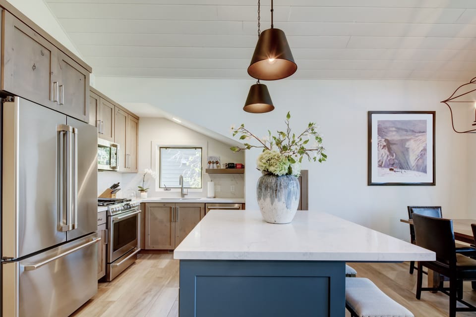 Fully Equipped Kitchen with stainless steel appliances and Kitchen Bar seating for 3