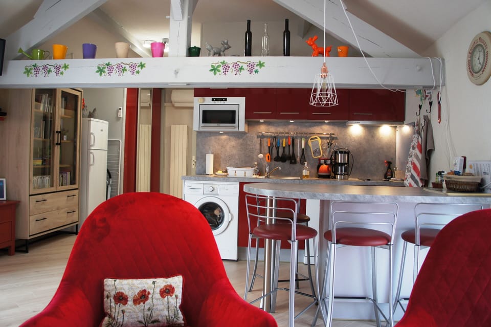vue of the kitchen and eating place