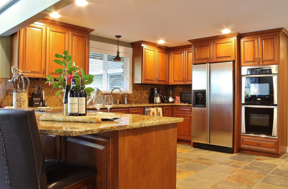 Fully Equipped Kitchen with modern appliances, 2 ovens & dishwasher!