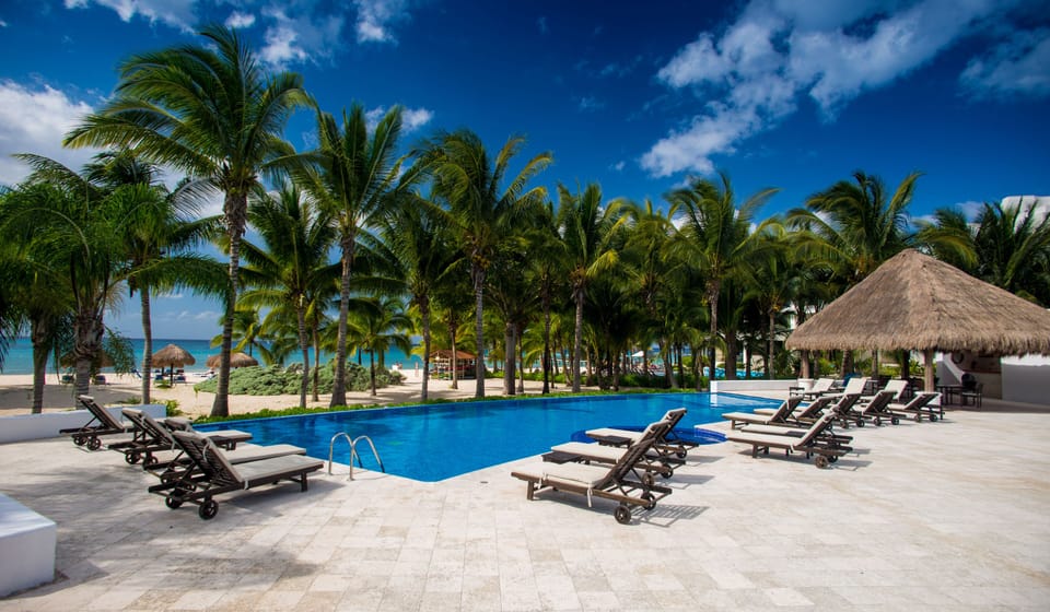 Front pool at beach just a short stroll, relax in amazing peace & paradise. 