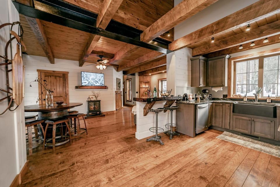Dining table, 6 seats + 2 stools at kitchen counter