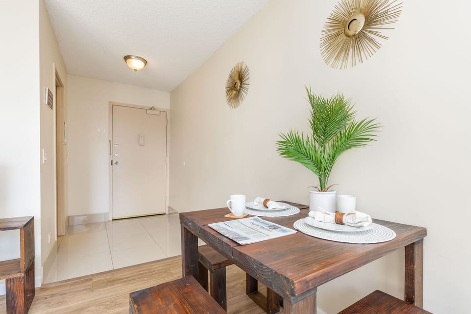 Dustom Dining Table
