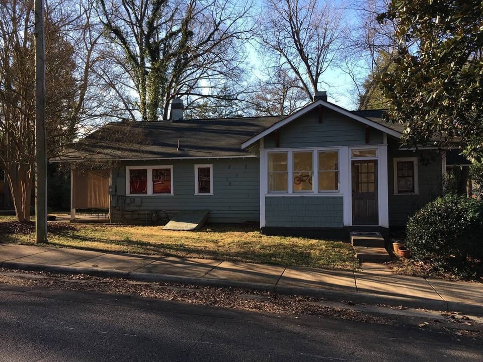 The house is on a great corner. Enough parking for 4-5 cars
