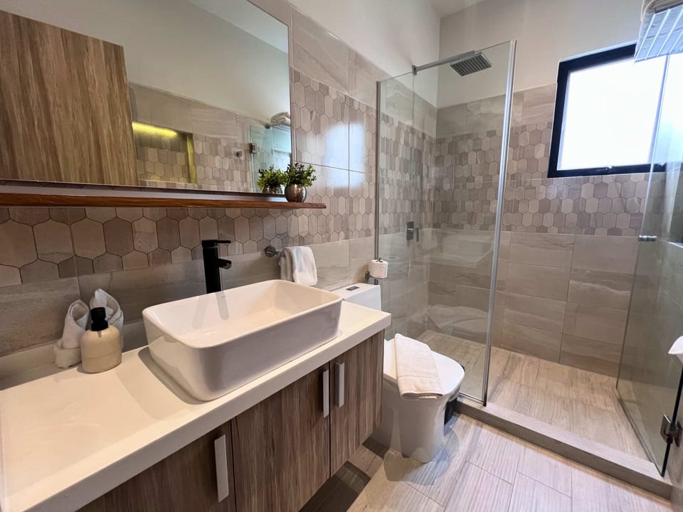 Baño completo con lavabo y espejo