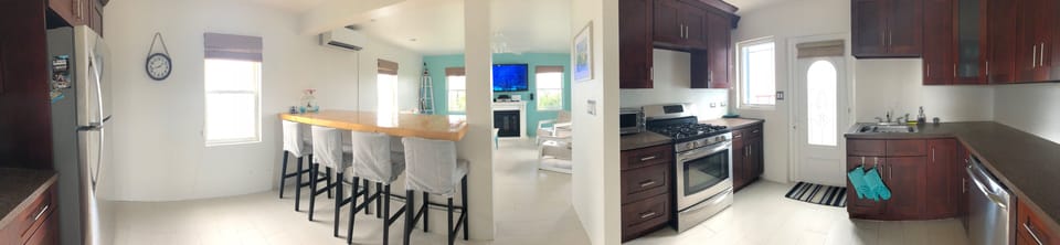 Panoramic view of the Kitchen & Breakfast Bar 