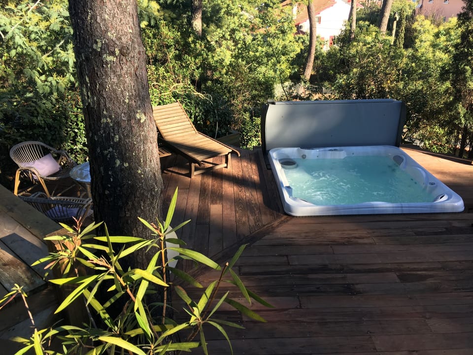 Outdoor spa tub