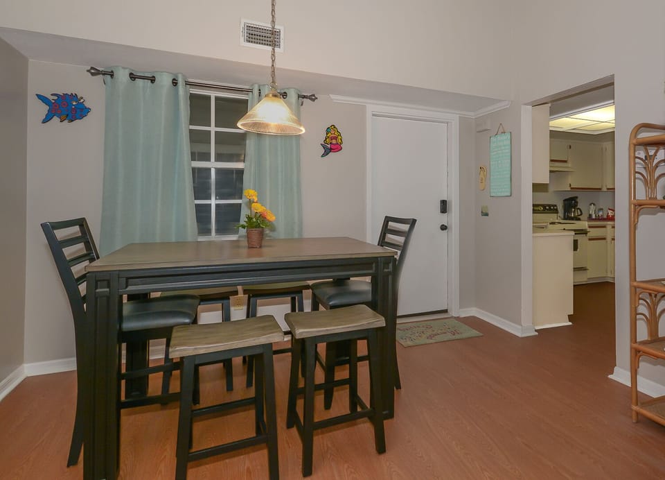 Dining area with seating for 6.